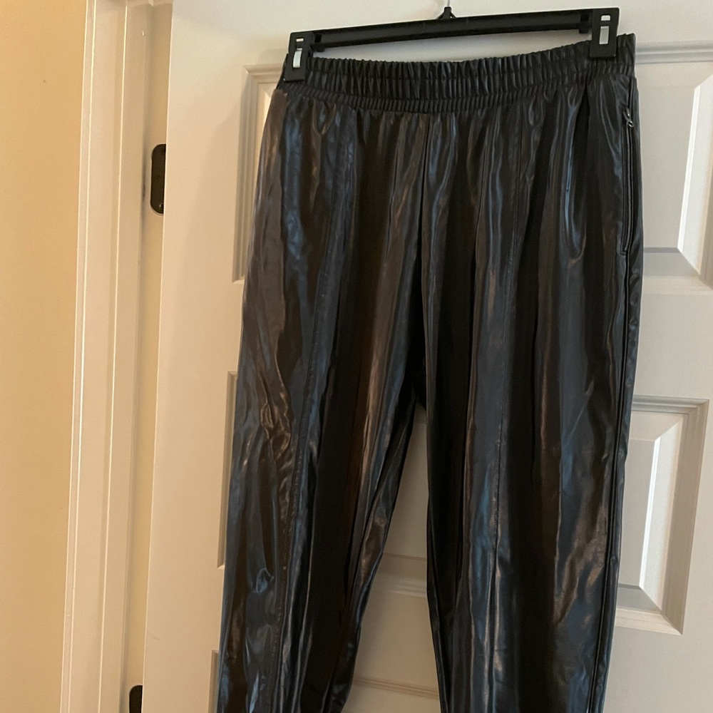 Victoria sport joggers size M